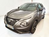 une voiture argentée garée dans une pièce blanche