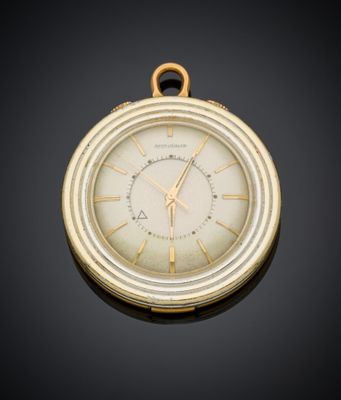 une image représentant une montre de poche plaquée or sur fond noir