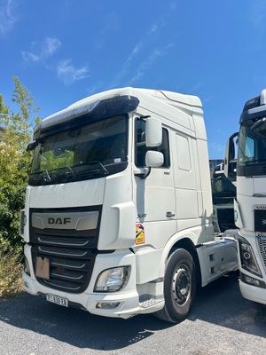 deux camions garés l'un à côté de l'autre sur le bord de la route