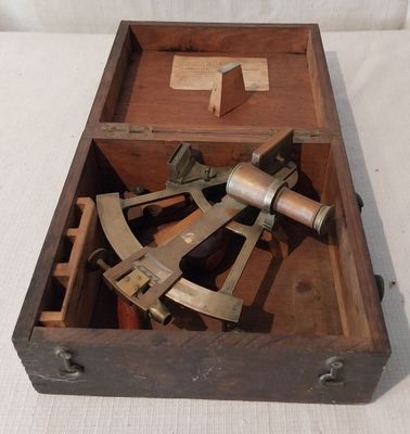 une boîte en bois contenant un sexet en métal
