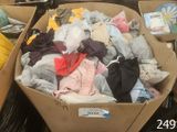 une boîte en carton remplie de vêtements posée sur une table