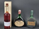deux bouteilles de vin et une bouteille de vin devant une boîte