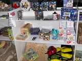 beaucoup de jouets, les étagères du magasin en sont remplies