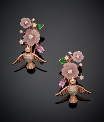 paire de boucles d'oreilles représentant des fleurs et des feuilles en émail rose et vert