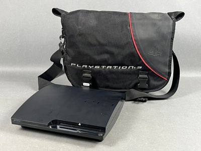 SONY. Ancienne console de jeux vidéos PLAYSTATION 3, dans sa sacoche (