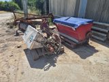une photo représentant un tracteur et une remorque sur un chemin de terre