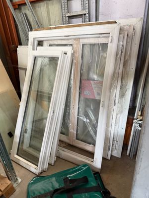 many different types of windows in this room