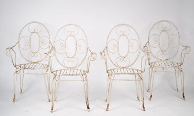 trois chaises blanches en fer forgé disposées les unes à côté des autres sur une surface blanche