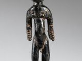 l'image d'une statue d'un homme avec un chapeau sur la tête