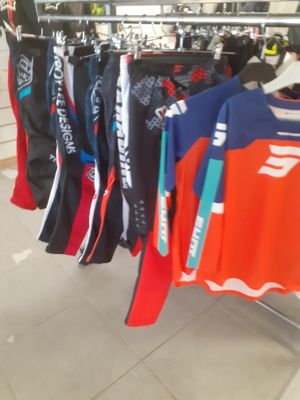 beaucoup de chemises suspendues à un portant dans un magasin