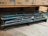 une pile de cartons posée sur une étagère dans une pièce