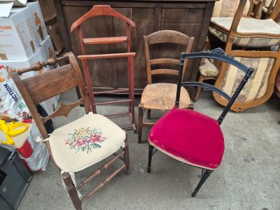 trois chaises qui sont assises l'une à côté de l'autre