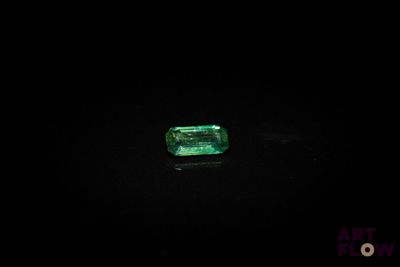 une émeraude verte sur fond noir