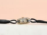 une photo d'une montre-bracelet avec un bracelet noir