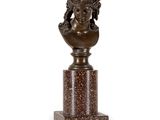 buste en bronze d'une femme sur un socle en marbre