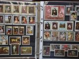 beaucoup de timbres à l'intérieur d'un classeur