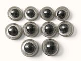 six paires d'yeux noirs et argentés sur une surface blanche