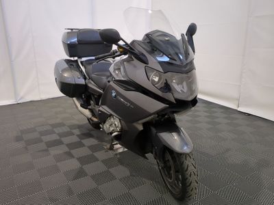 une moto garée sur un sol en damier