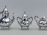 trois pièces en argent pour le thé et le café sur une table