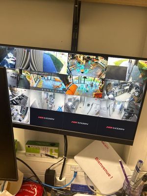 un écran d'ordinateur posé sur un bureau, devant un autre écran