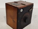un gros plan d'une boîte en bois sur laquelle est posée une horloge