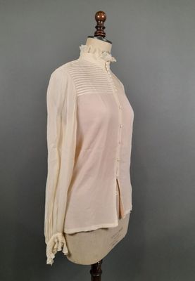 une photo d'un mannequin vêtu d'une chemise blanche