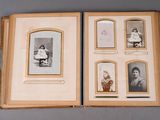 un livre ouvert contenant des photos de personnes