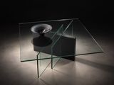 une photo d'une table en verre sur laquelle est posé un bol