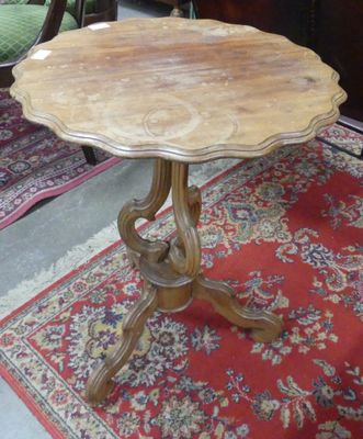 une table posée sur un tapis dans une pièce