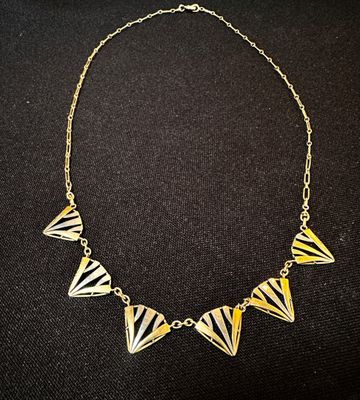 un collier doré et noir sur fond noir
