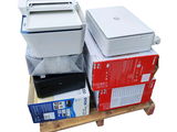 une pile de cartons et une imprimante posée sur une palette