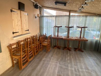 une pièce avec beaucoup de chaises et une table