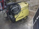 une petite machine jaune qui est garée dans le garage