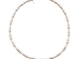 gros plan d'un collier sur fond blanc