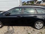 une photo d'une voiture noire garée devant une camionnette blanche
