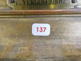 un gros plan d'une plaque en laiton sur laquelle figure un numéro