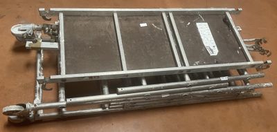 un gros plan d'un support métallique posé sur une table en bois