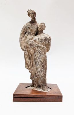 l'image d'une statue représentant une femme tenant un enfant dans ses bras