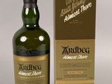 une photo d'une bouteille d'Ardbeg avec une boîte à côté