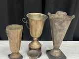 plusieurs types de vases différents posés sur une table, sur fond noir