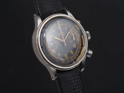 gros plan d'une montre sur fond noir