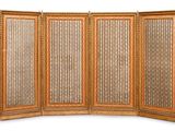 un paravent à quatre panneaux, composé de panneaux tissés et d'un cadre en bois