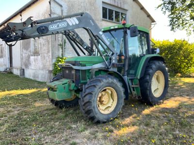 un tracteur garé devant un bâtiment