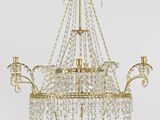 un lustre en laiton et cristal
