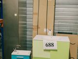 une multitude de cartons dans un local de stockage