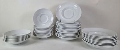 BERNARDAUD - Un ensemble de trente six assiettes à pâtes et …
