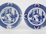 une paire d'assiettes bleues et blanches ornées de motifs