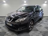 nissan qxv dans une salle d'exposition au sol en damier