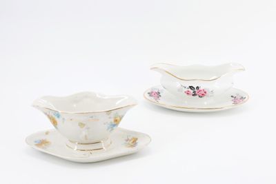 Lot de deux saucières en porcelaine à décor florales imprimé…