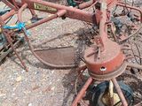 une machine rouillée abandonnée sur le bord de la route